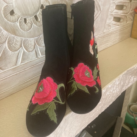 🔥Kenneth Cole New York Women's Reeve 4 Block Heel Bootie with Embroidery Ankle - Picture 4 of 13